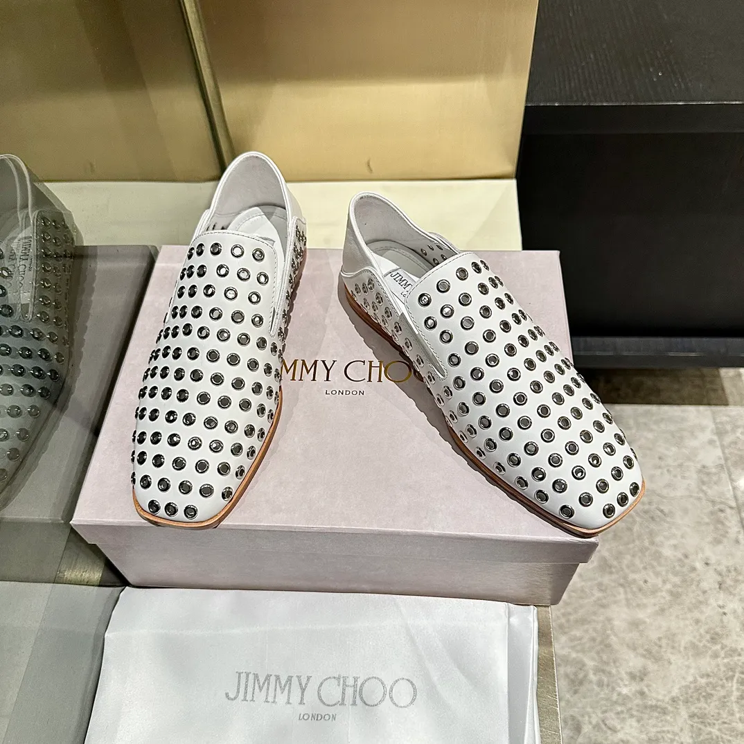 👟👟Ex-factory price 660👟👟 The new JIMMY CHOO, Loaf shoes, exclusive sale, rivet decoration design style is very unique, designed with the latest technology, strong three-dimensional effect👍Multiple technologies are integrated together, subverting fashion, super stylish! The combination is super beautiful. The original version is 1:1, versatile and trendy, both salty and sweet! Size: 35-40 Outsole: Leather outsole